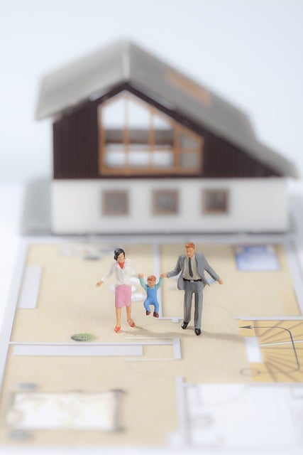 Familie vor Eigenheim - Immobilienfinanzierung für Alleinerziehende