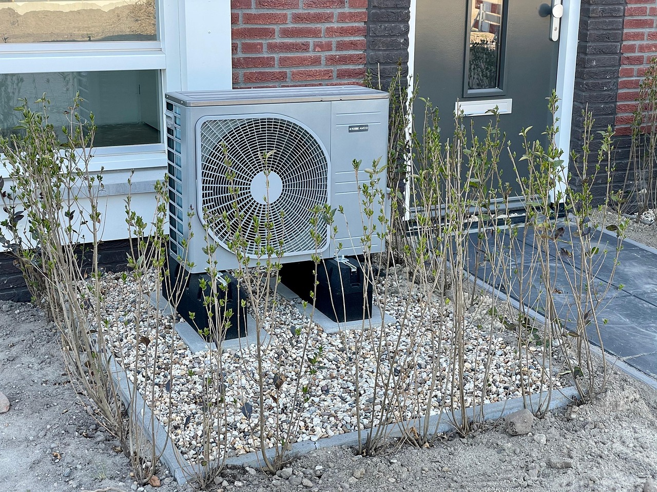 Wärmepumpe am Haus - Gebäudemodernisierungsgesetz und Heizungsgesetz-Novelle